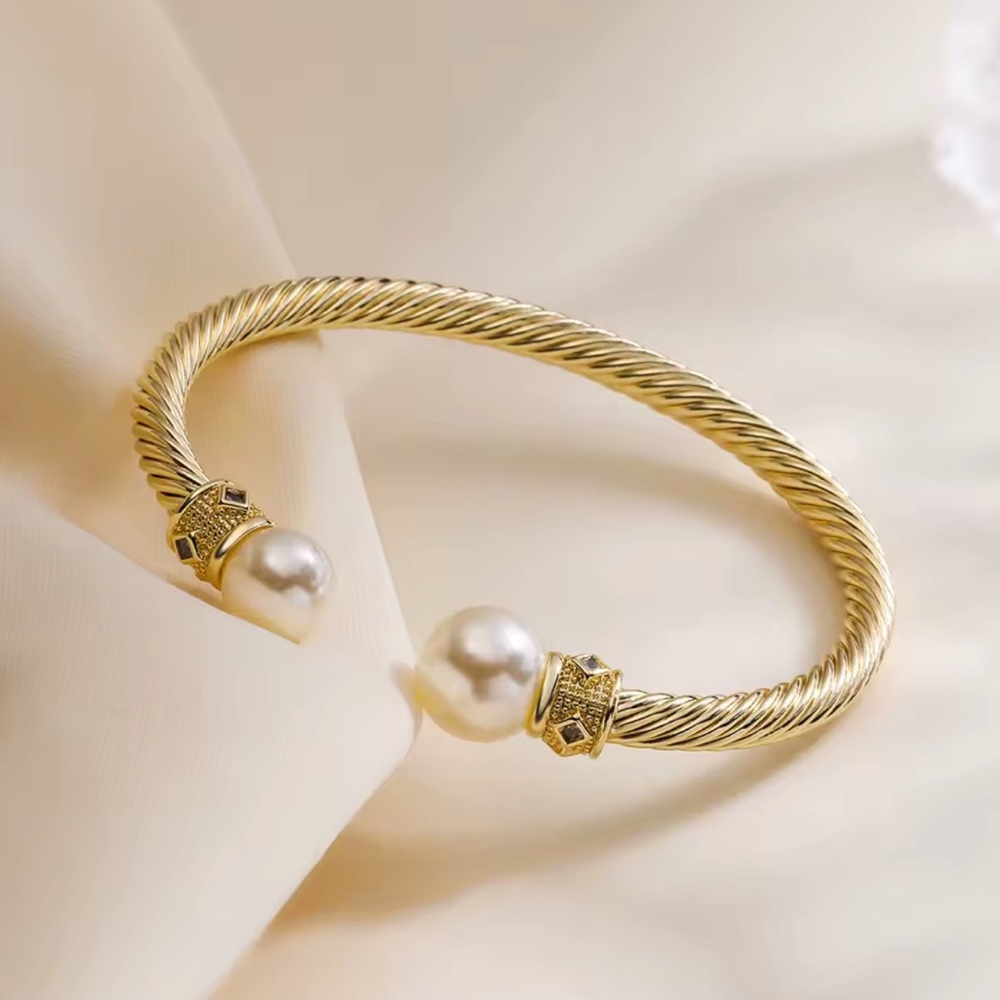 NWOT Elegant Gold and Pearl Women's Bracelet